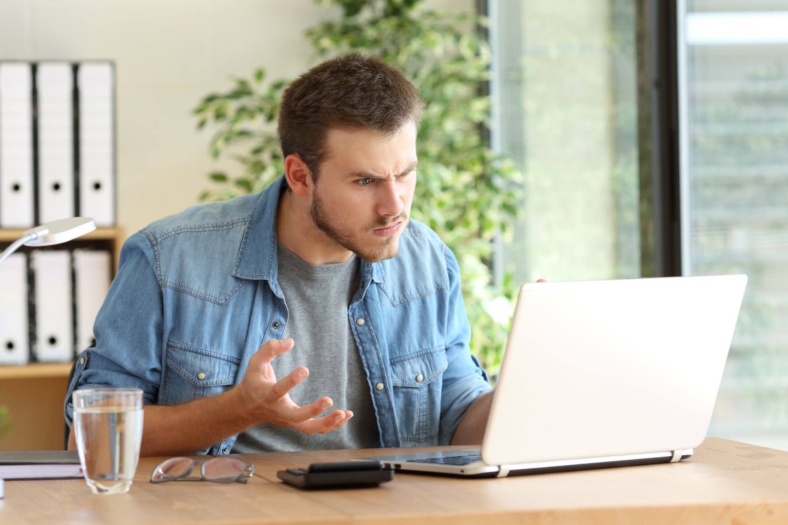 tilt-horizon-challenge-cbx23775488 Frustrated office worker dealing with a computer problem